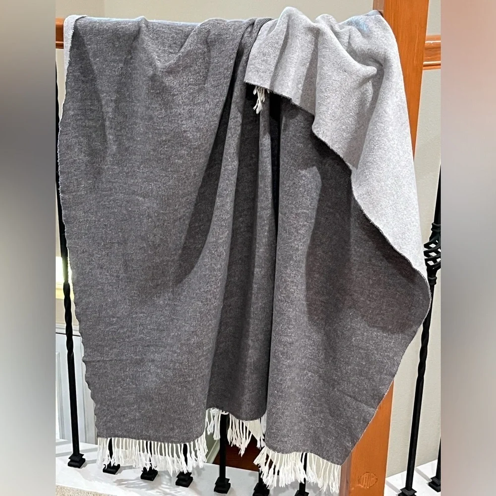 NIDO NOTTE ITALIA, MADE IN ITALY THROW, BLANKET, WITH TASSELS, SIZE 54X50.